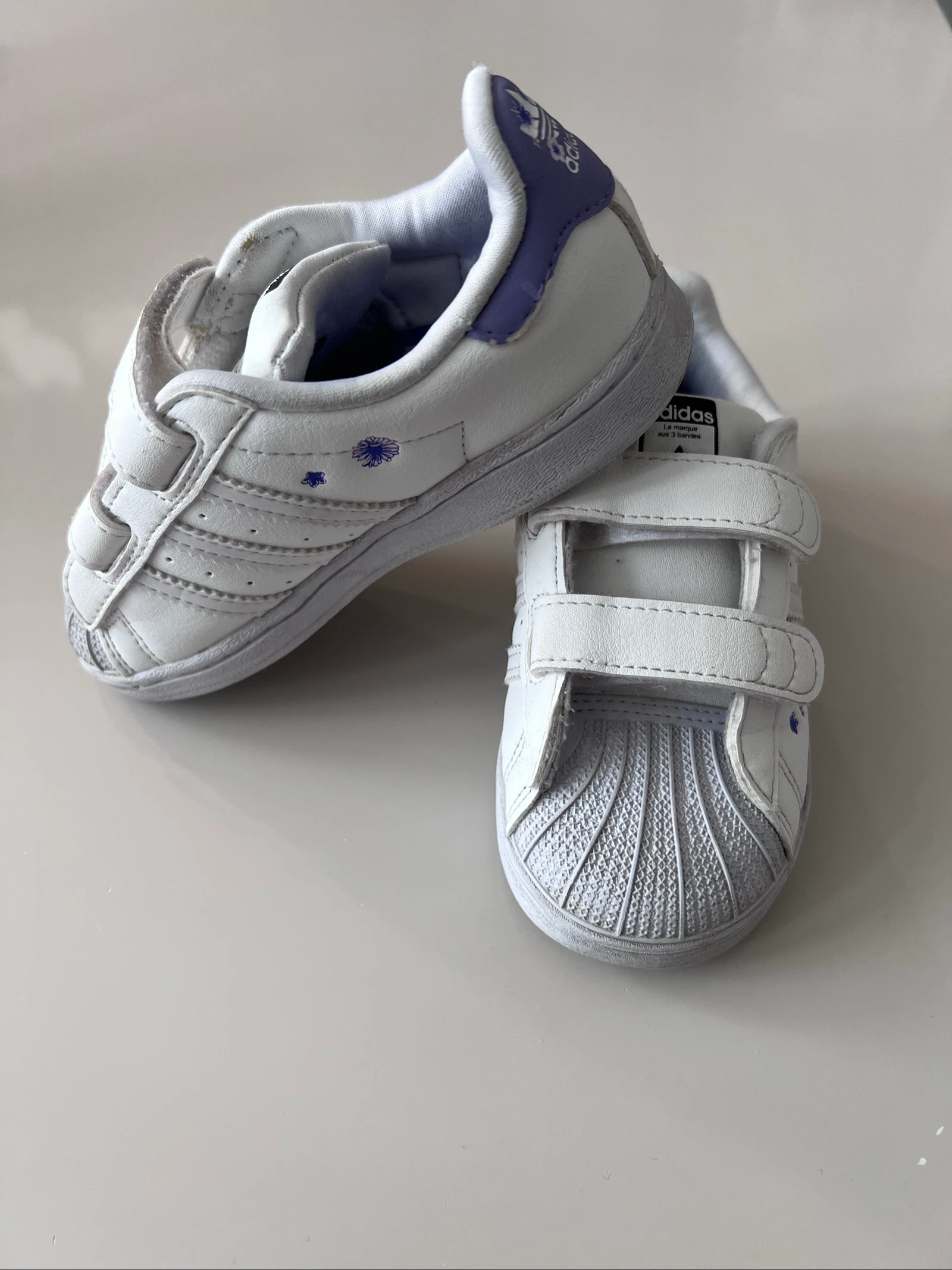 Tênis Adidas Superstar CF I com fechos e estampa de flores roxas - Tamanho 26 – photo 3